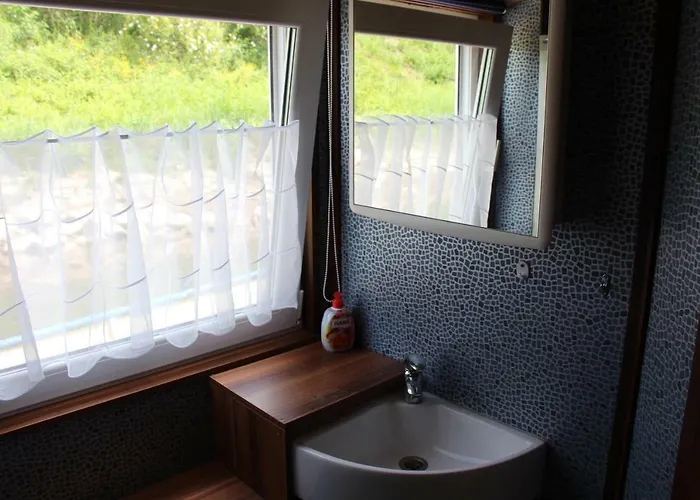 Hausboot Bounty Botel *